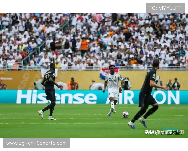 克罗斯贴地直塞穿透整条中路，皇马进攻瞬间成形